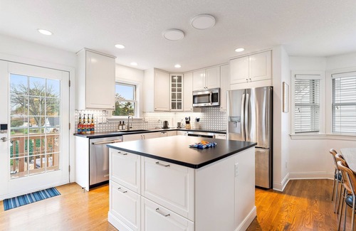 Nokomis House | Luxury & fun getaway, sleeps10 near MOA Parks Lake