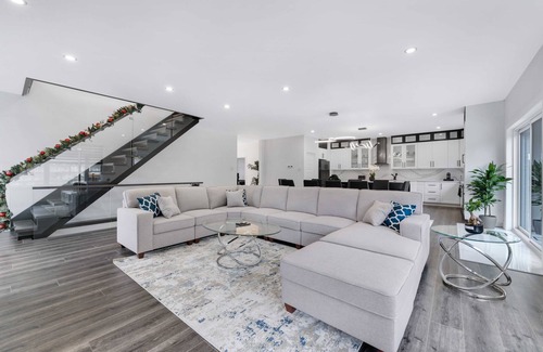 Downtown Gatineau House | Luxury Gatineau Home 11km to DT Ottawa: Hot Tub, BBQ & Fire Pit