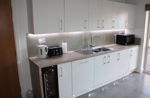 Castleford House | Luxury getaway home. 5 mins to Xscape and Junction 32 shopping centres!