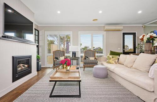 Sanctuary Lakes House | Luxury Golf Course Retreat with Scenic Views