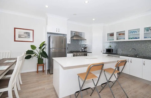 Yamba House | LUXURY HAVEN! Beautiful, central, wifi & spacious! Walking to everything!