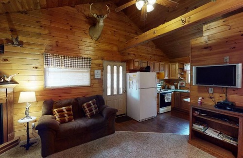 Nelsonville Cabin | Luxury-Hawk's Nest Cabin-Forest View-Cabin-Private Bathroom