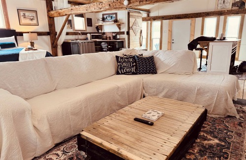 Delhi House | Luxury Hayloft retreat close to Turkey Point and Port Dover