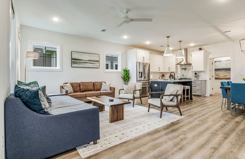Sanders Beach House | Luxury Heated Pool Home 3 King Beds 15min To Beach