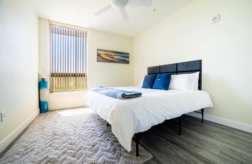 Riverside Apartment | Luxury High-rise w/ 2 King Beds