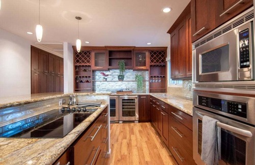 Middletown House | ♥ Luxury Hilltop Retreat in the City - Hot Tub! Central Location! Unforgettable Views! ♥