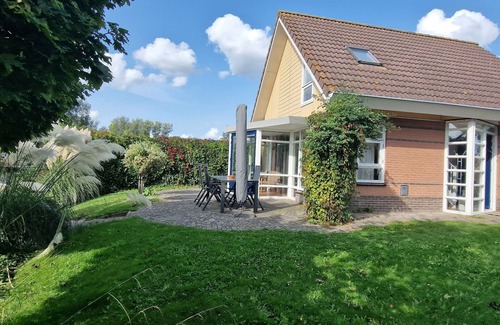 Medemblik House | Luxury Holiday Home, Large Garden, Free Motorboat Usage for Our Guests