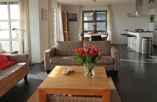 Offingawier Villa | Luxury holiday villa in prime location on Sneekermeer, Friesland, 8-9 pers