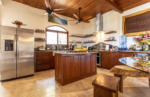 Dominical House | Luxury Home, Amazing Ocean Views! Front Row, Walk to the Beach! Sleeps up to 16