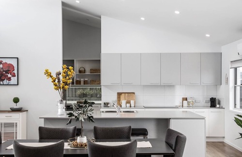 Wurtulla House | Luxury home by the beach with pool - pets allowed!