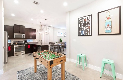 Galindo House | Luxury Home Close to Downtown for 30day+ Rent! King bed + 2 queens!