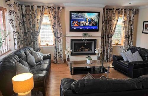 Lucan House | Luxury Home in Dublin WiFi TV B&B Close to City Centre