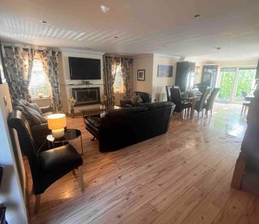 Lucan House | Luxury Home in Dublin WiFi TV B&B Close to City Centre
