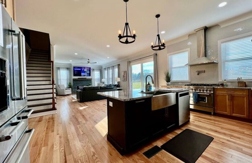 Otterbien Home Villa | Luxury Home Incredible master suite Liberty Twp OH