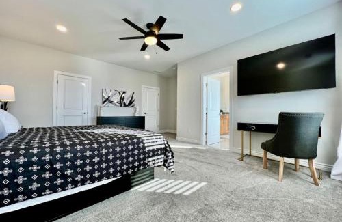 Otterbien Home Villa | Luxury Home Incredible master suite Liberty Twp OH
