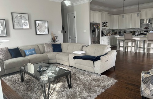 Milneburg House | Luxury Home near Downtown ideal for Couples, Friends’ Getaways & Remote Working