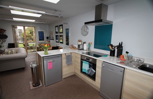 Henfield House | Luxury Home, Perfect Retreat for Couples, Shared Walled Garden, Village Setting