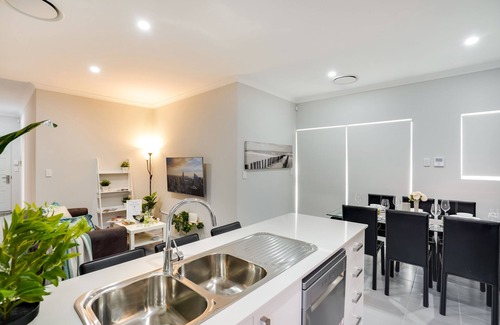 Balga House | Luxury Home, Private courtyard, Close to beach, Corporate/Long term Discount