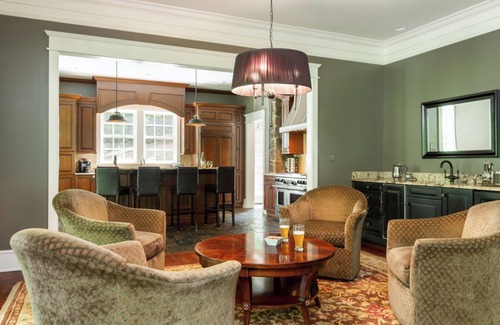 Hot Springs House | Luxury Home w/5 Suites Less than 1 Mile to Homestead, Pool Table + Bar