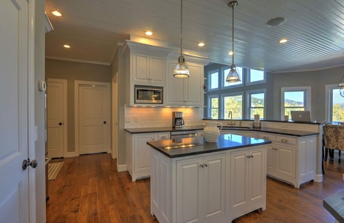 Glenwood Springs House | Luxury Home w/Large Deck, Fire Pit, & Stunning Mountain Views! 5 mi. to skiing!