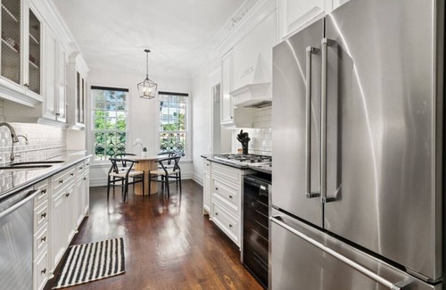 Yorkville House | Luxury Home Yorkville 4bed4bath Backyard Parking