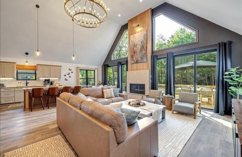 Albrightsville House | Luxury Hot Tub Sauna Game Room Dog Friendly