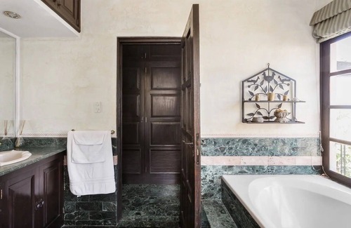 Santa Ana House | Luxury House For Large Group With Rooftop Jacuzzi