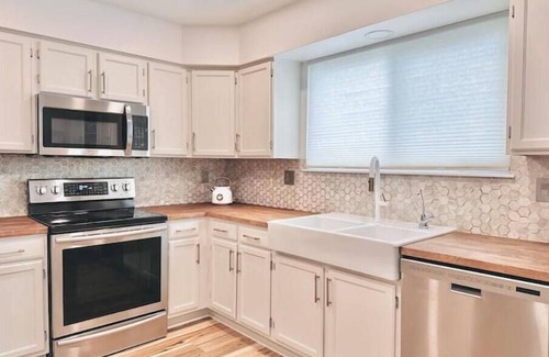 Thornton House | Luxury House near Denver, Rain Shower, Jet tub, Heated floors, Private Stay.