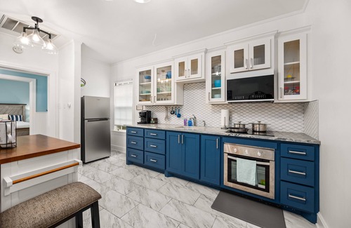 Alexandria House | Luxury in the Park, King Beds, Washer & Dryer