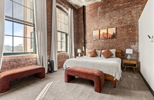 Strip District Apartment | Luxury Industrial 2 Bedroom 2 Full Bath Strip District & Riverwalk