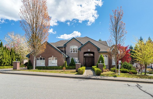 Westwood Plateau House | Luxury Italian-style House-Whole 1,000 sf Ground Floor-2 beds/1 bath/1 dining