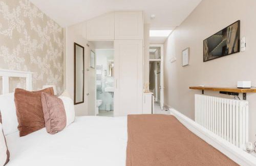 Larkhall House | Luxury King-bed Ensuite With Tranquil Garden Views