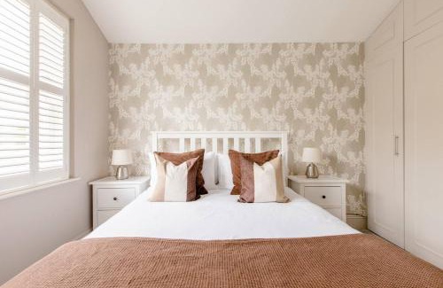 Larkhall House | Luxury King-bed Ensuite With Tranquil Garden Views