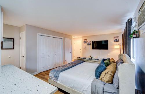 O'Hare Apartment | Luxury King Bed in Family Friendly Location