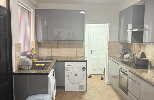 Rusholme House | Luxury King Room in Family Home