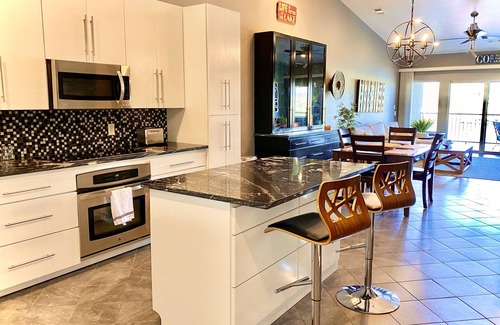 Lake Hamilton Condo | Luxury Lake Hamilton Condo w/180° Lakefront View-Main Channel, Central Location!