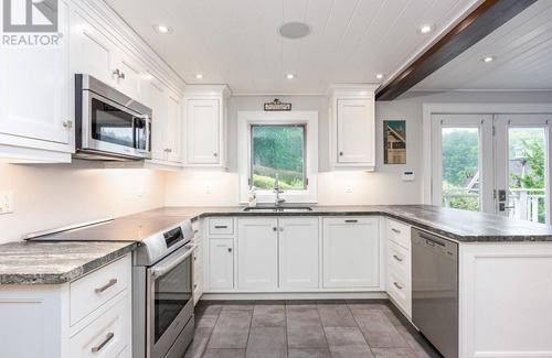 Muskoka Lakes Cottage | Luxury Lake Joseph Cottage w/Boathouse, Kids Cottage, Hot Tub & Putting Green