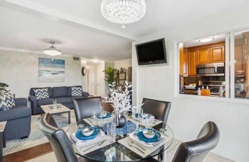 Jupiter Bay Condo | Luxury, Lake & Sunset Views, pool, 1/2mi to beach!