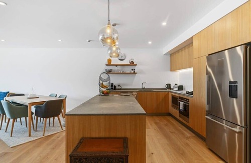 Wanaka Apartment | Luxury Lake View 2 Bedroom