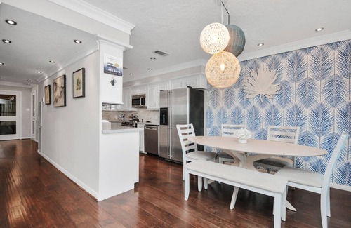 April Sound House | Luxury Lakefront - Game Room - 7 beds - Hot tub - Kayaks - Dock