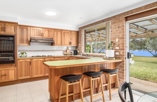 Burrill Lake House | Luxury Lakefront Hideaway - Your relaxing south coast getaway awaits on the lake