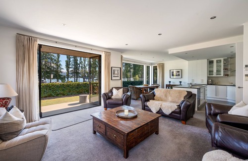 Wanaka House | Luxury Lakefront Home with Sensational Views
