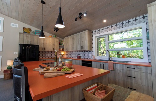 McDougall Cottage | Luxury Lakefront Retreat | 3 bed,3 bath, near Parry Sound | Save on Weekly Stays