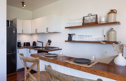Wallis Lake House | Luxury lakefront Suite & Barn