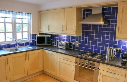 South Cerney House | Luxury Lakeside Lodge with Hot Tub and Kayak
