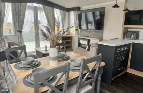 Addlethorpe Apartment | Luxury Lakeside Lodge 2