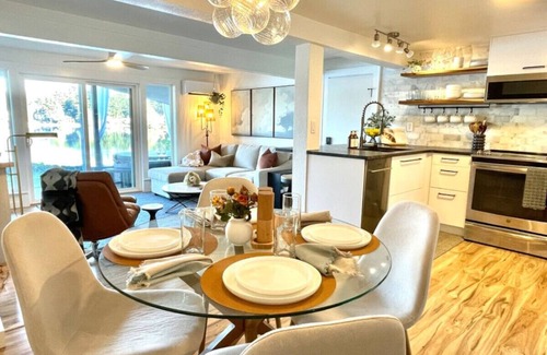 East Olympia House | Luxury Lakeside Retreat-S'mores Hot tub Watersports