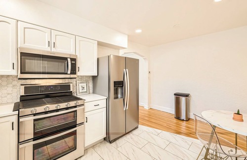 Linden Hills House | Luxury Linden Hills: 3BR + Lounge Near Bde Maka Ska
