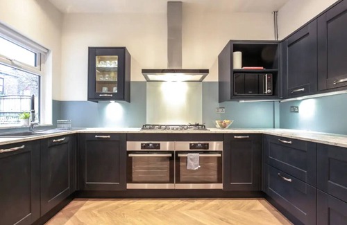 Liverpool House | Luxury Liverpool Townhouse - 19 ppl Perfect for hens and friendly groups.