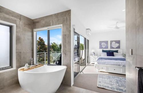 Birtinya House | Luxury Living with Heated Pool in Birtinya